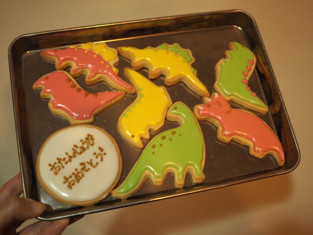 恐竜のアイシングクッキー